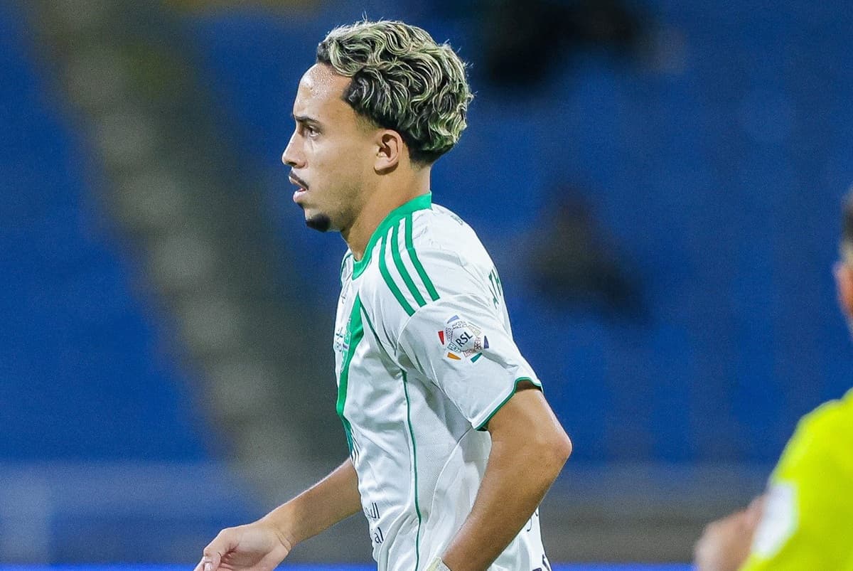 Matheus Gonçalves ergue a cabeça enquanto domina a bola e tenta jogada para o Al Ahli