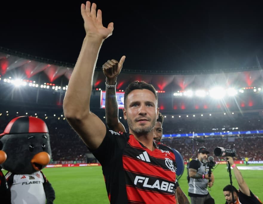 Saúl acena para torcida do Flamengo no Maracanã