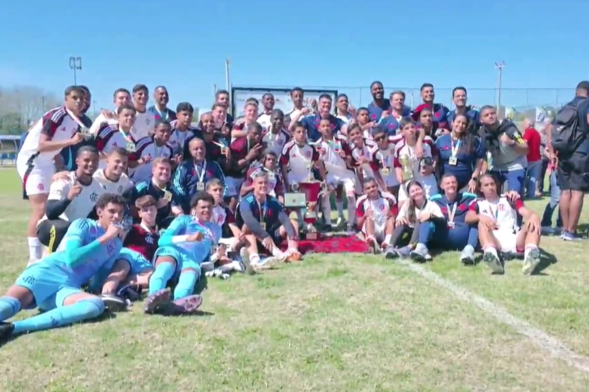 Elenco do Flamengo Sub-15 se junta para erguer taça e comemorar título da XXV Copa da Amizade Brasil-Japão Sub-15