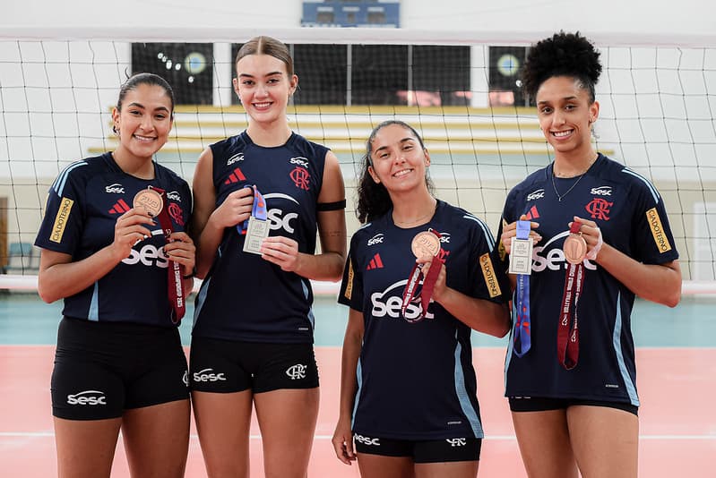 Tainara, Helena, Laís e Lorena mostram medalhas da VNL e do Mundial