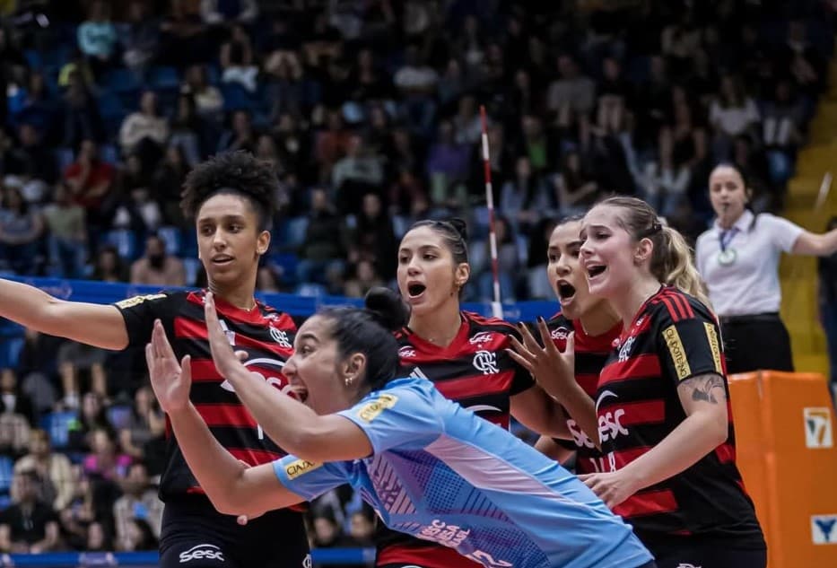 Lorena, Vivian, Tainara, Mikaela e Laís comemoram ponto do Sesc Flamengo sobre o Gerdau Minas na Taça Brasil