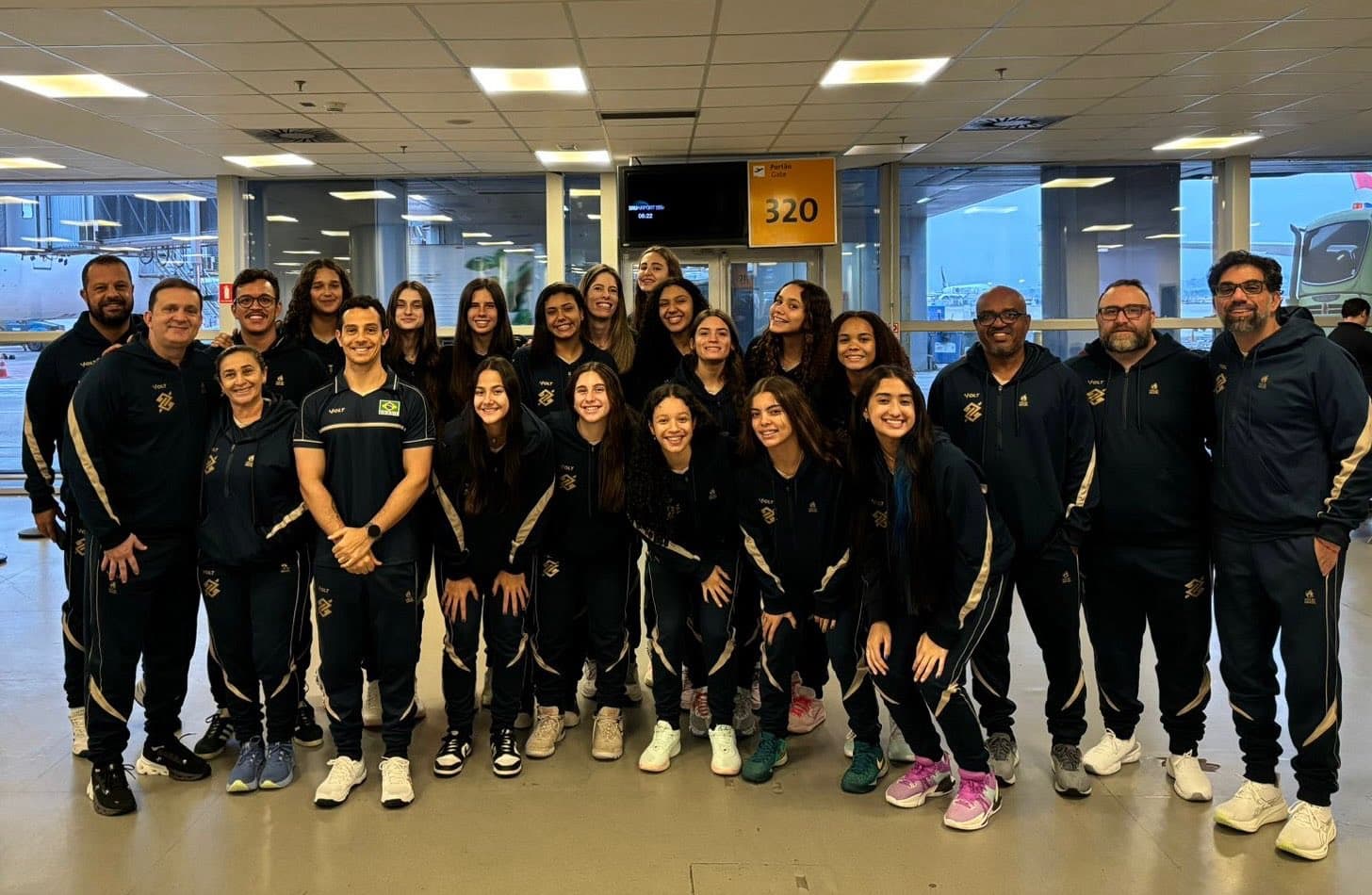 Delegação do Brasil posa para foto antes de embarcar para o Peru, palco do Sul-Americano Sub-17