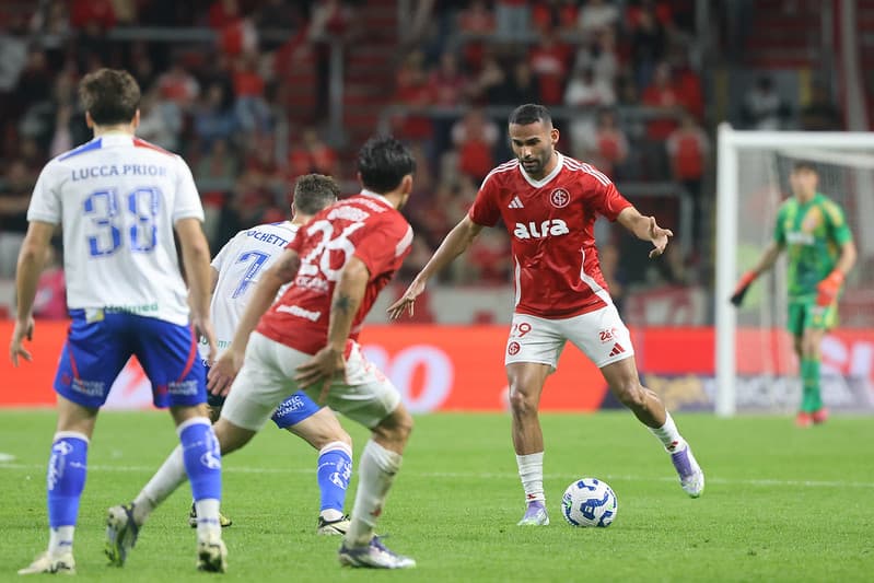 Thiago Maia em ação pelo Inter contra o Fortaleza