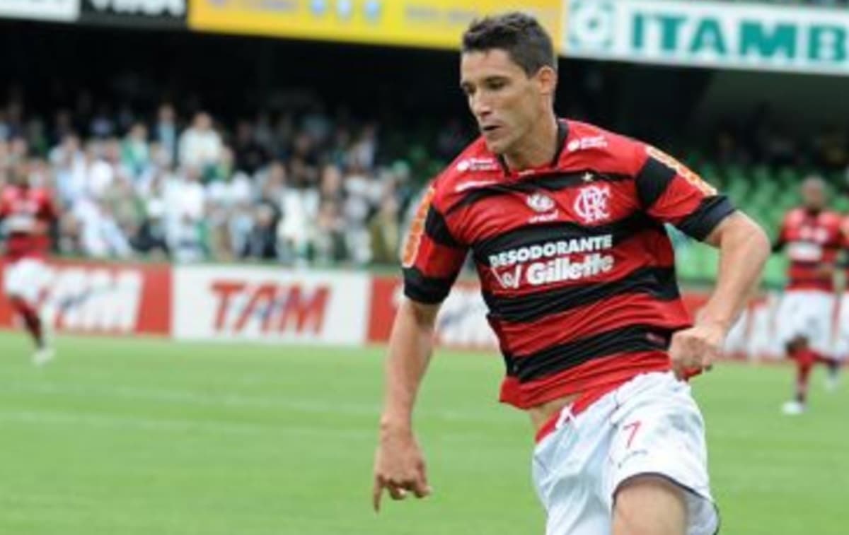 thiago neves em jogo pelo flamengo em 2011