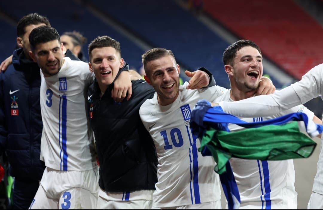 Time da Grécia se abraça e sorri após vitória