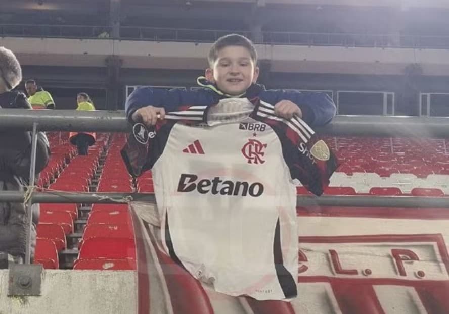 Torcedor do Estudiantes com camisa do Flamengo