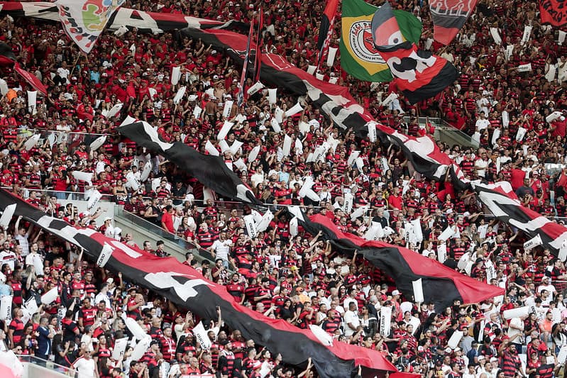 Torcedores do Flamengo com balões brancos no setor Norte do Maracanã durante o duelo com o Grêmio