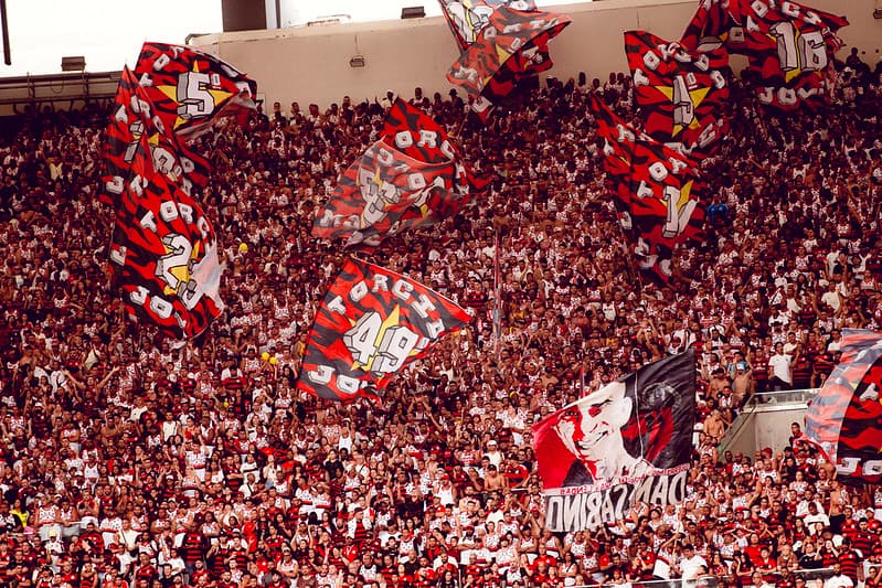 Foto aberta da torcida jovem do flamengo celebrando seu retorno em flamengo 1x1 grêmio