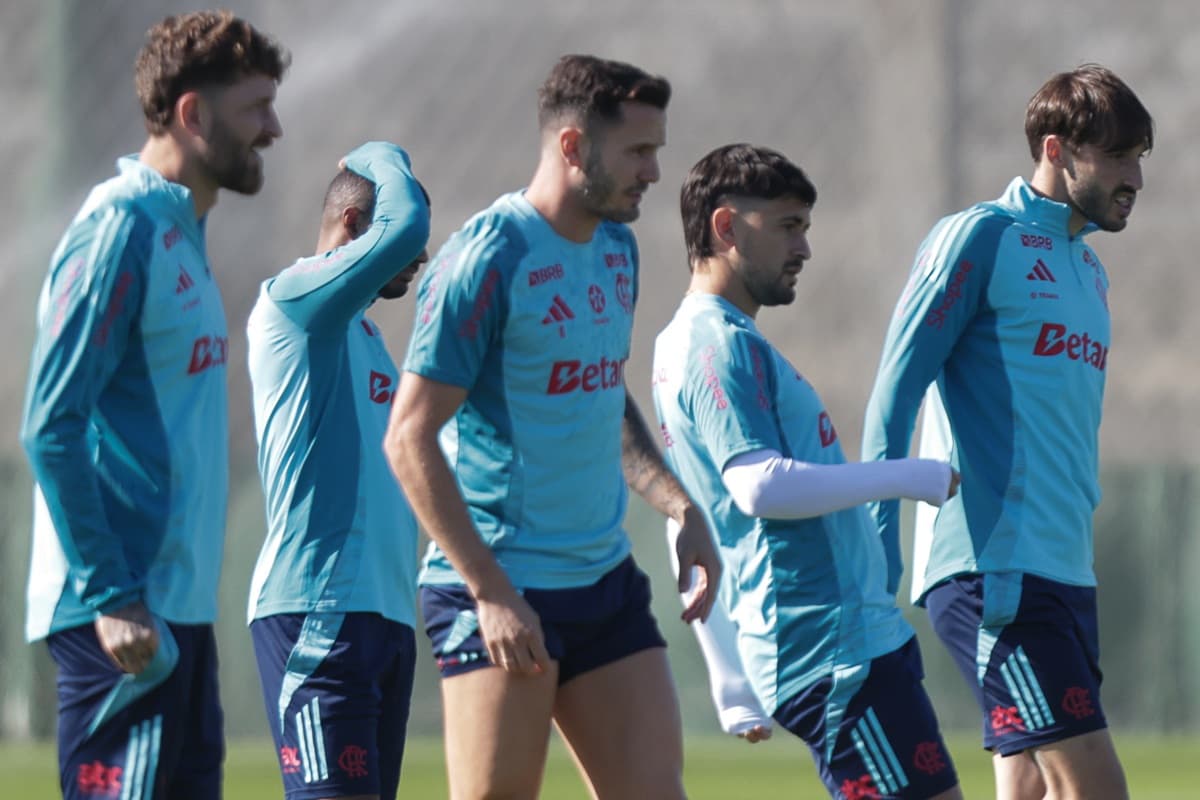 Jogadores do Flamengo chutam bolas durante treinamento na Argentina