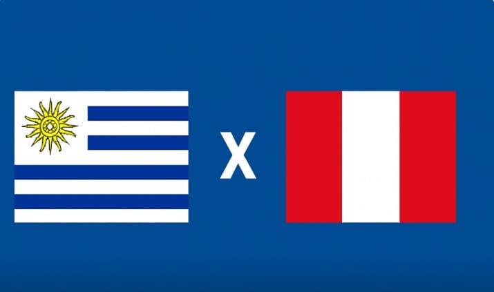 Bandeiras do Uruguai e do Peru lado a lado, separadas por um “X”, em fundo azul, representando o confronto pelas Eliminatórias da Copa do Mundo 2026