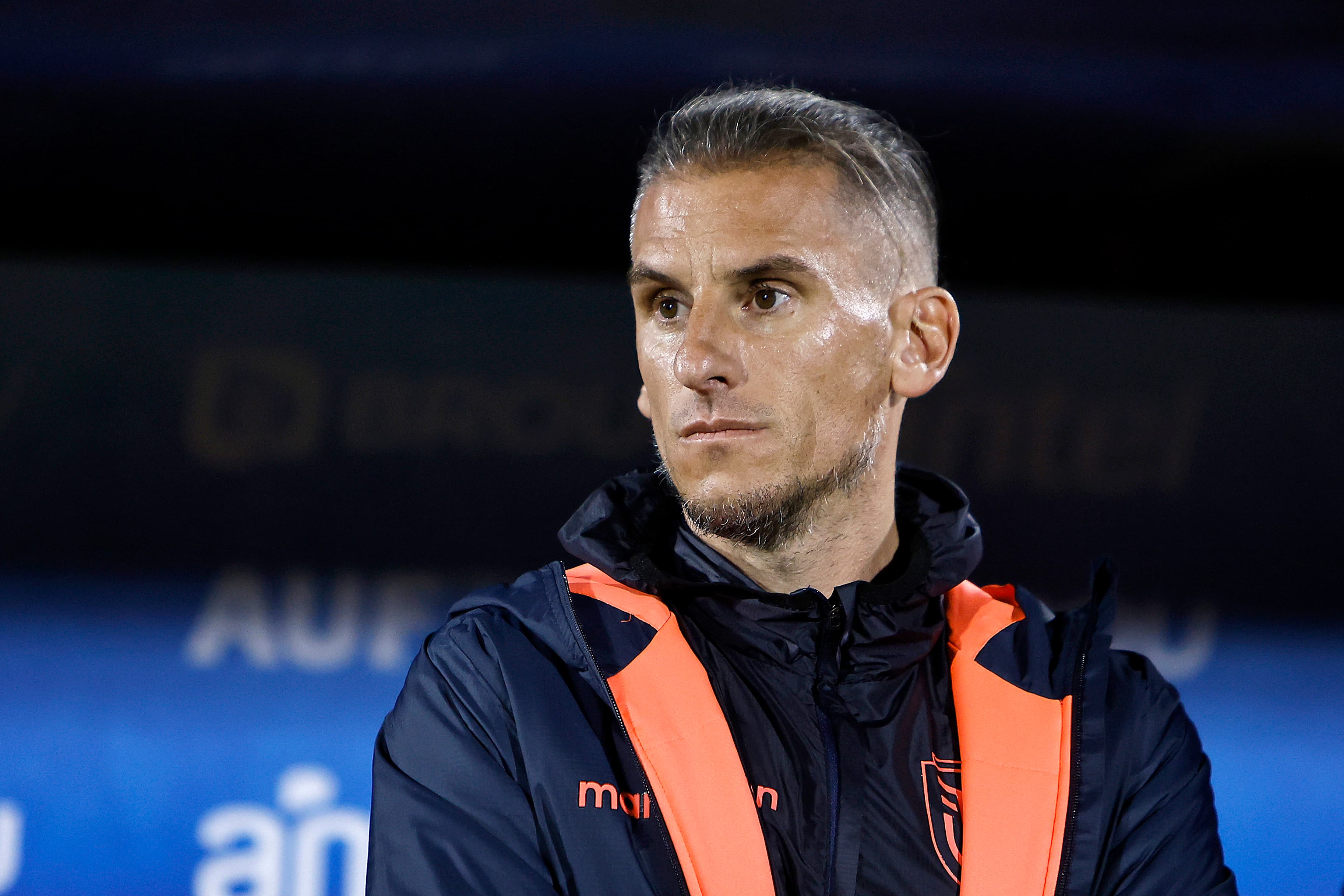 Sebastián Beccacece observa o gramado com olhar perdido em partida entre Uruguai e Equador