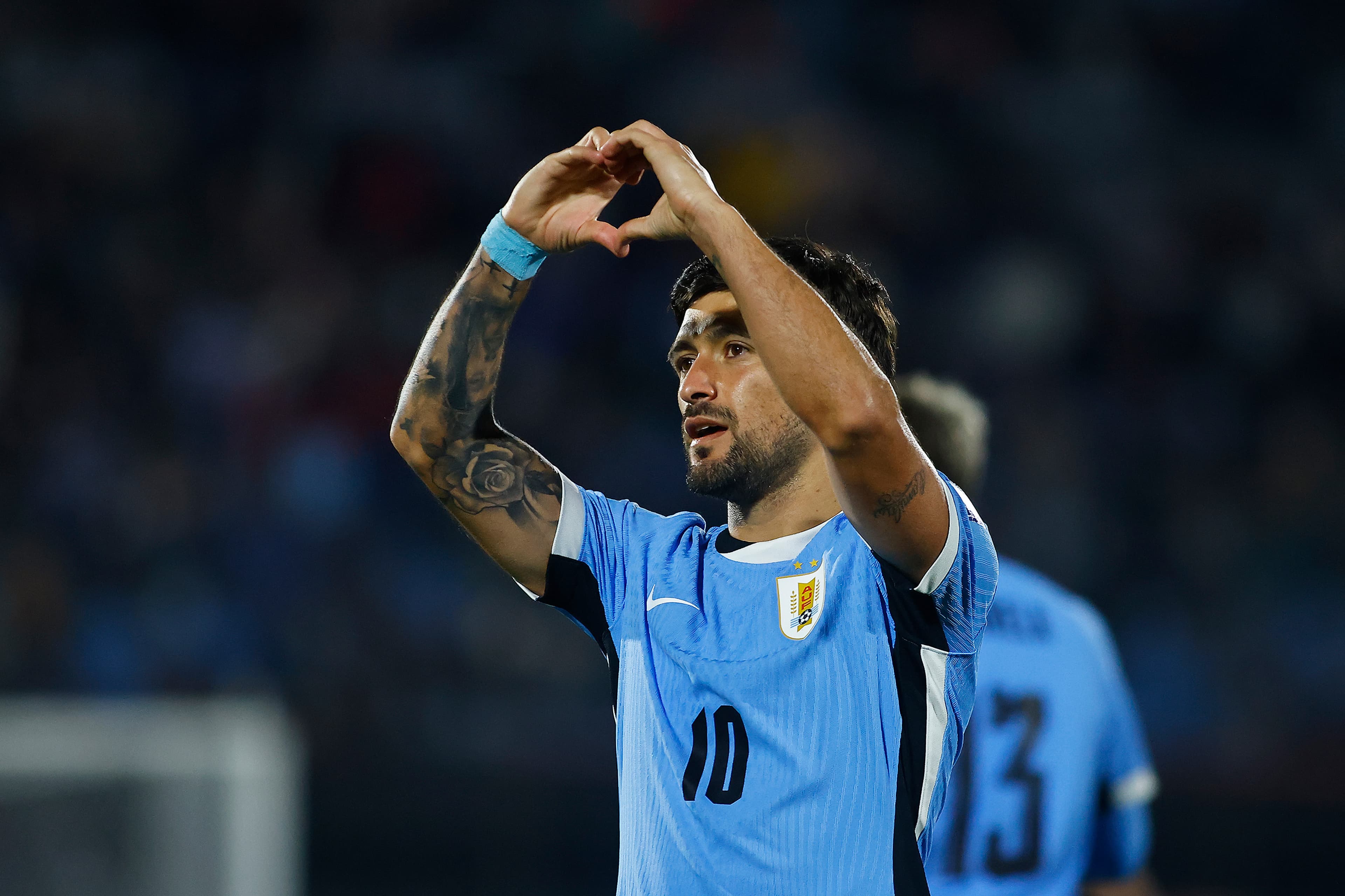 Arrascaeta faz sinal de coração com as mãos em comemoração de gol do Uruguai sobre o Peru