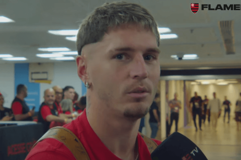 Varela concede entrevista na chegada ao Maracanã para Flamengo x Vasco