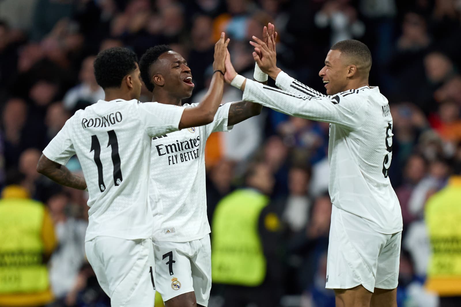 Kylian Mbappe, do Real Madrid, comemora o terceiro gol de sua equipe com os companheiros Rodrygo Goes e Vinicius Junior durante a partida da Fase MD7 da Liga dos Campeões da UEFA 2024/25 entre Real Madrid C.F. e FC Salzburg no Estádio Santiago Bernabeu em
