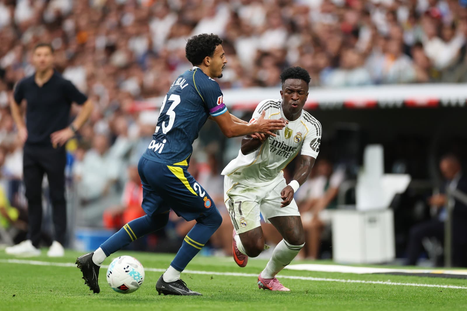 Vinicius Junior, do Real Madrid, é desafiado por Omar El Hilali, do RCD Espanyol, durante a partida da LaLiga EA Sports entre o Real Madrid CF e o RCD Espanyol, do Barcelona, ​​no Estádio Santiago Bernabeu, em 20 de setembro de 2025, em Madri, Espanha.