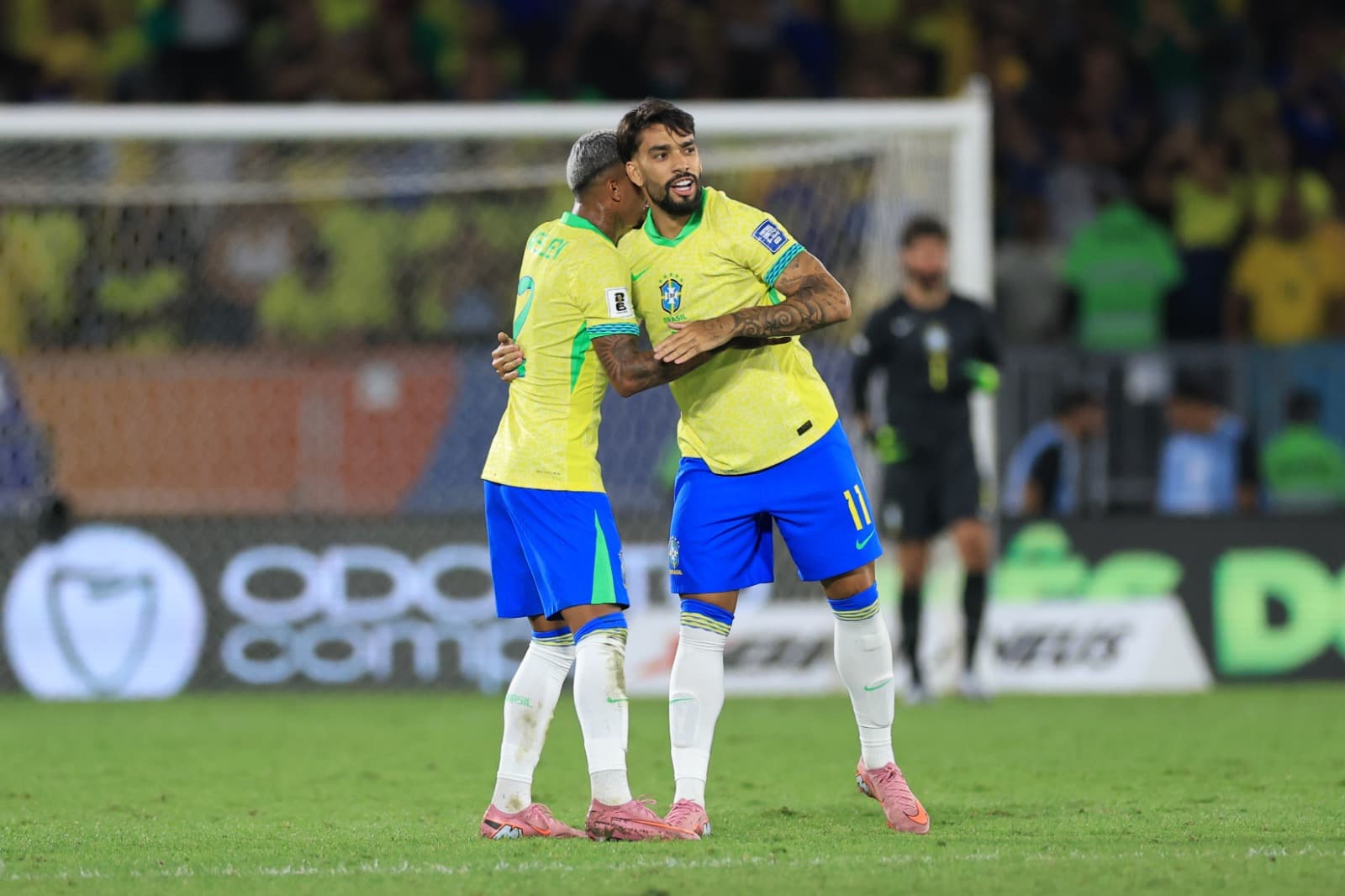 Lucas Paquetá, do Brasil, comemora após marcar o segundo gol da equipe com seu companheiro de equipe Wesley durante a partida das Eliminatórias da Copa do Mundo da FIFA 2026 entre Brasil e Chile no Estádio do Maracanã em 4 de setembro de 2025 no Rio de Ja