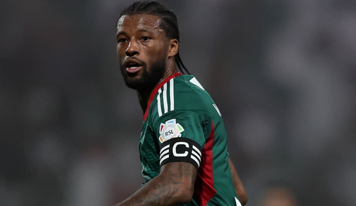 Wijnaldum em jogo do Al Ettifaq
