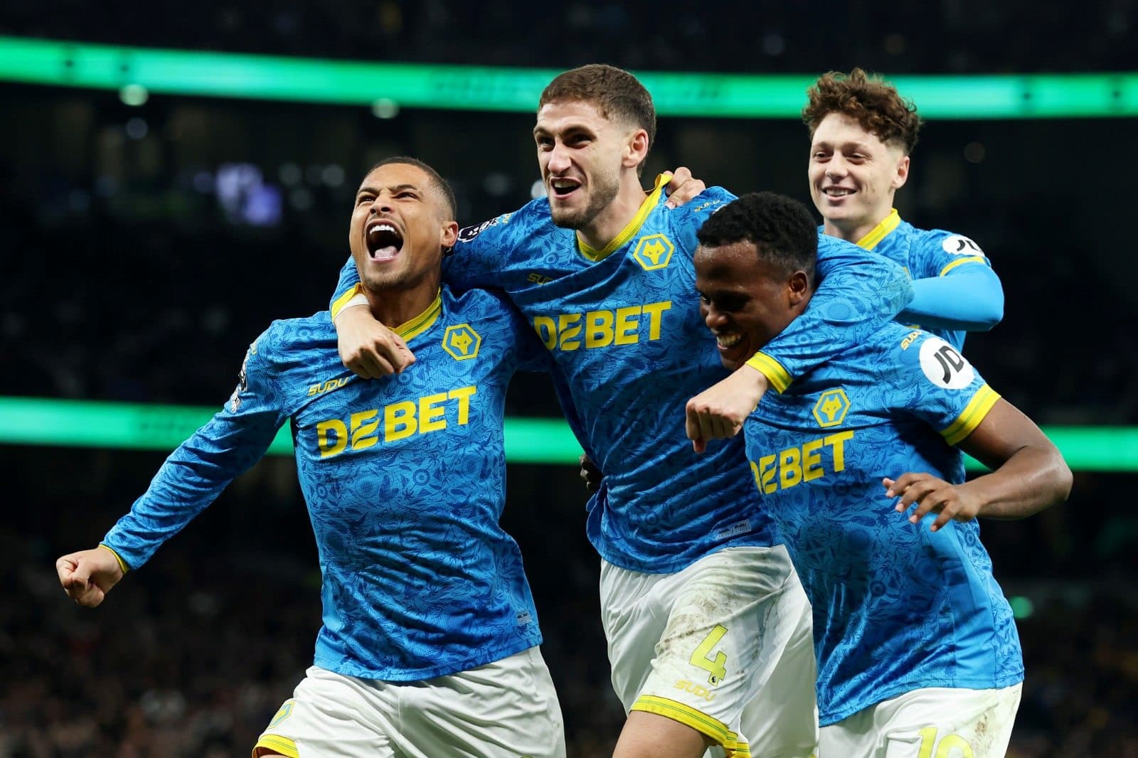 Santiago Bueno, do Wolverhampton Wanderers, comemora o primeiro gol de sua equipe com os companheiros João Gomes e Jhon Arias durante a partida da Premier League entre Tottenham Hotspur e Wolverhampton Wanderers no Tottenham Hotspur Stadium em 27 de setem