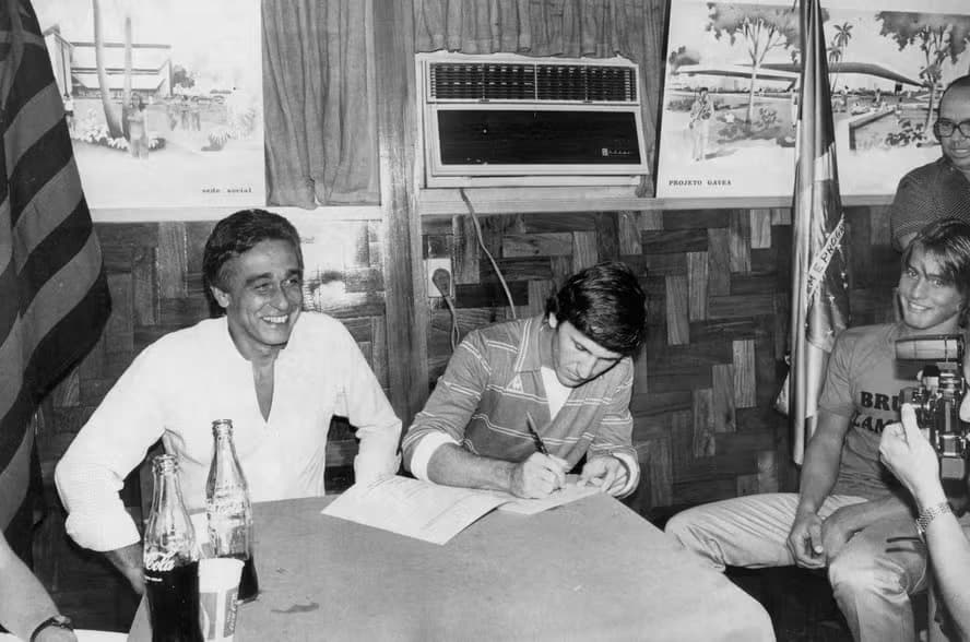 Antonio Augusto Dunshee de Abranches ao lado de Zico, que assinava a renovação com o Flamengo, em maio de 1981