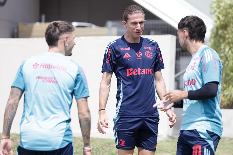 Filipe Luís com Arrascaeta e Varela em treino do Flamengo, no Ninho do Urubu