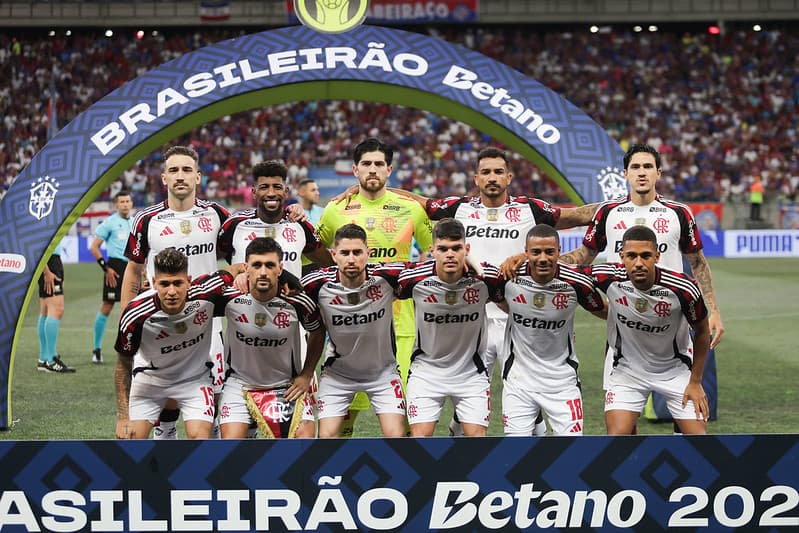 Time do Flamengo perfilado antes de jogo do Brasileirão 2025