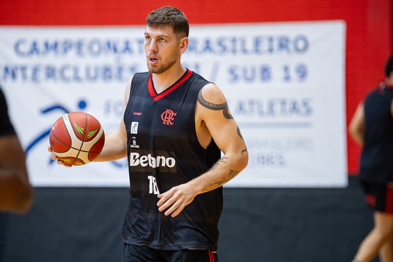 Lucas Doria em treino pelo FlaBasquete antes do NBB