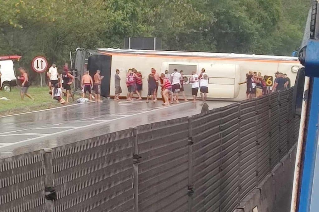 Trânsito ficou parcialmente interditado após acidente do ônibus com torcedores do Flamengo