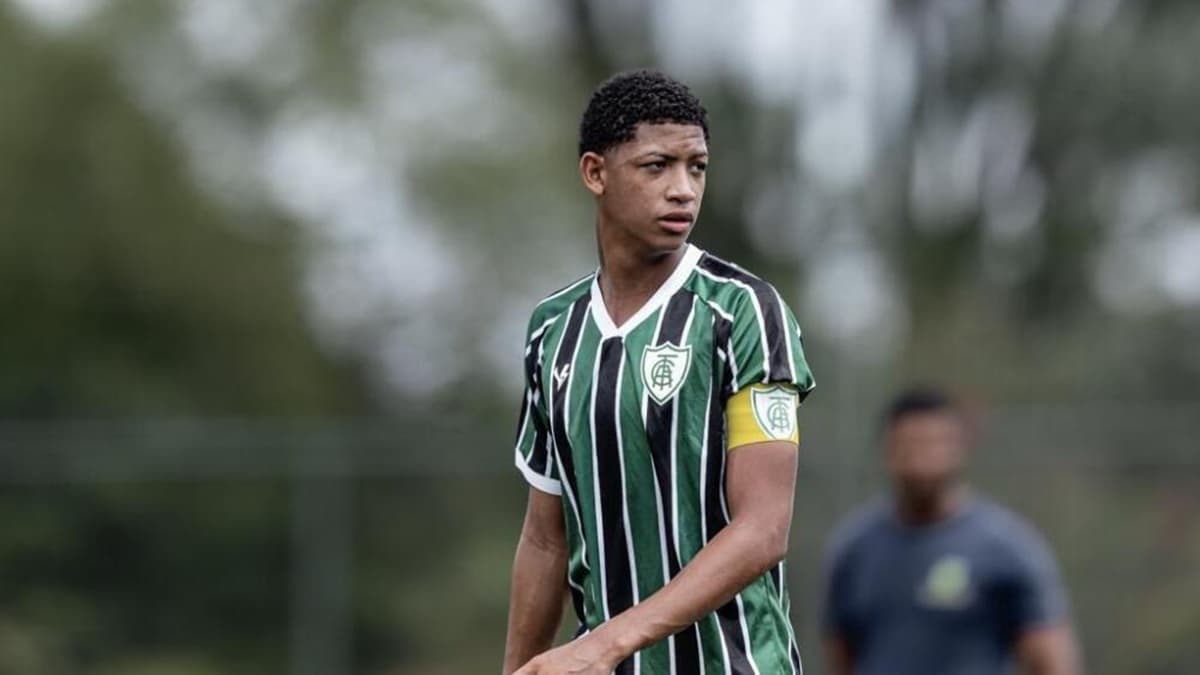 Paulo César em ação pelo América-MG na base