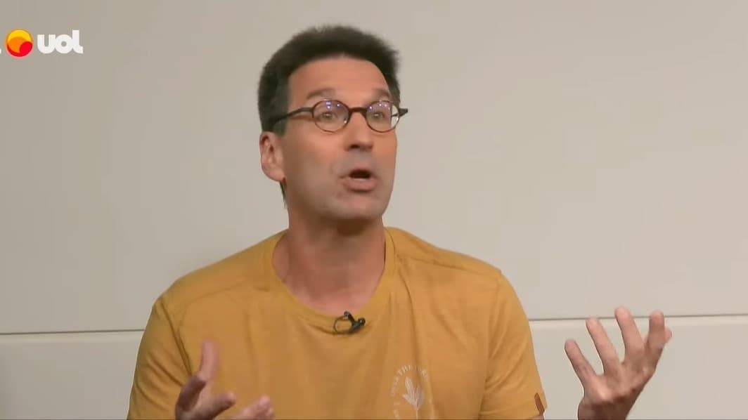 Jornalista Arnaldo Ribeiro gesticula enquanto analisa confronto Flamengo x Palmeiras pelo Brasileirão