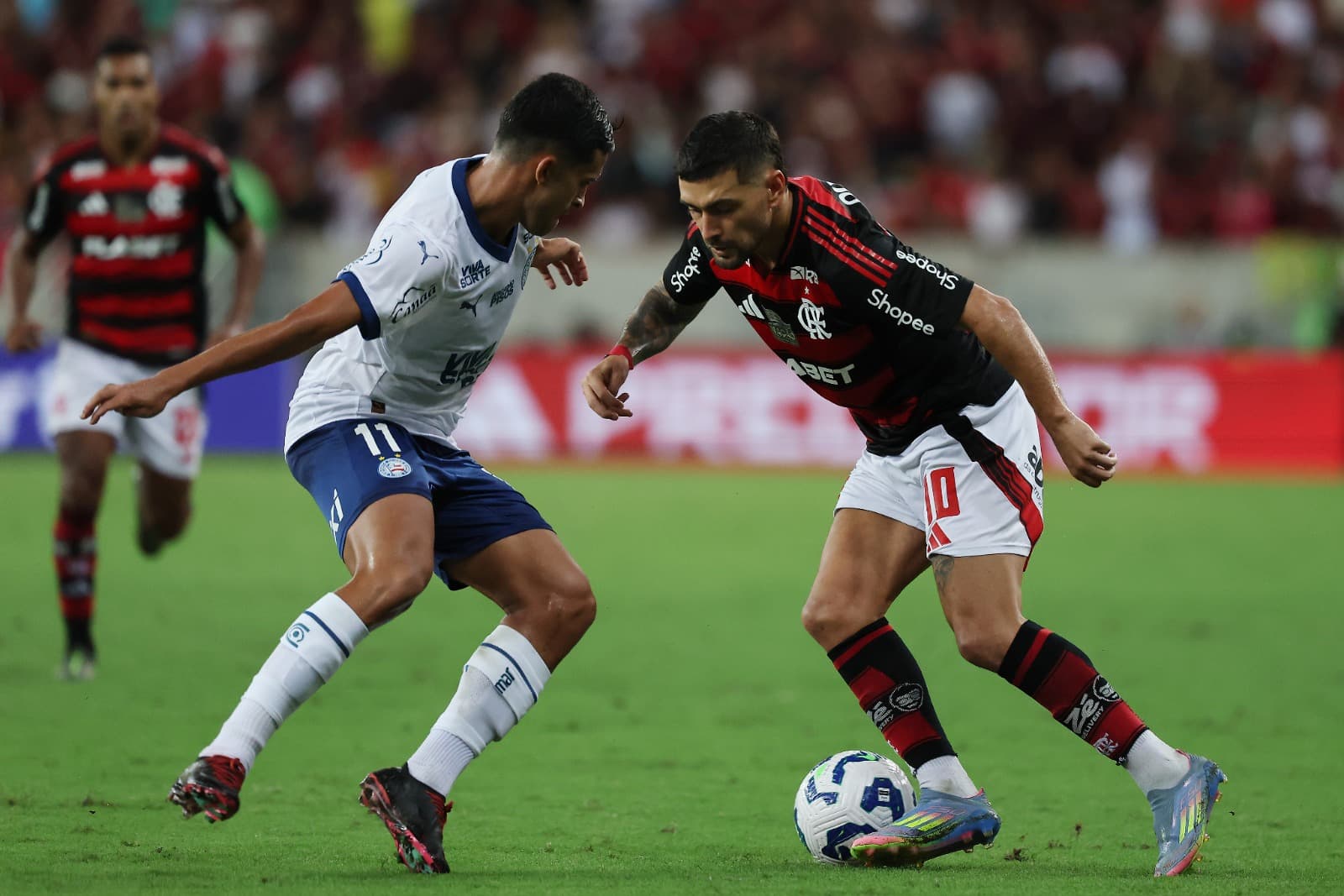 Arrasceta, do Flamengo,  tenta driblar jogador do Bahia em jogo no Maracanã