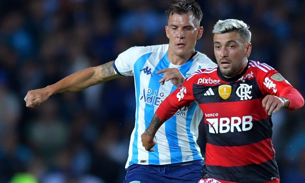 Arrascaeta conduz bola em Racing x Flamengo em 2023