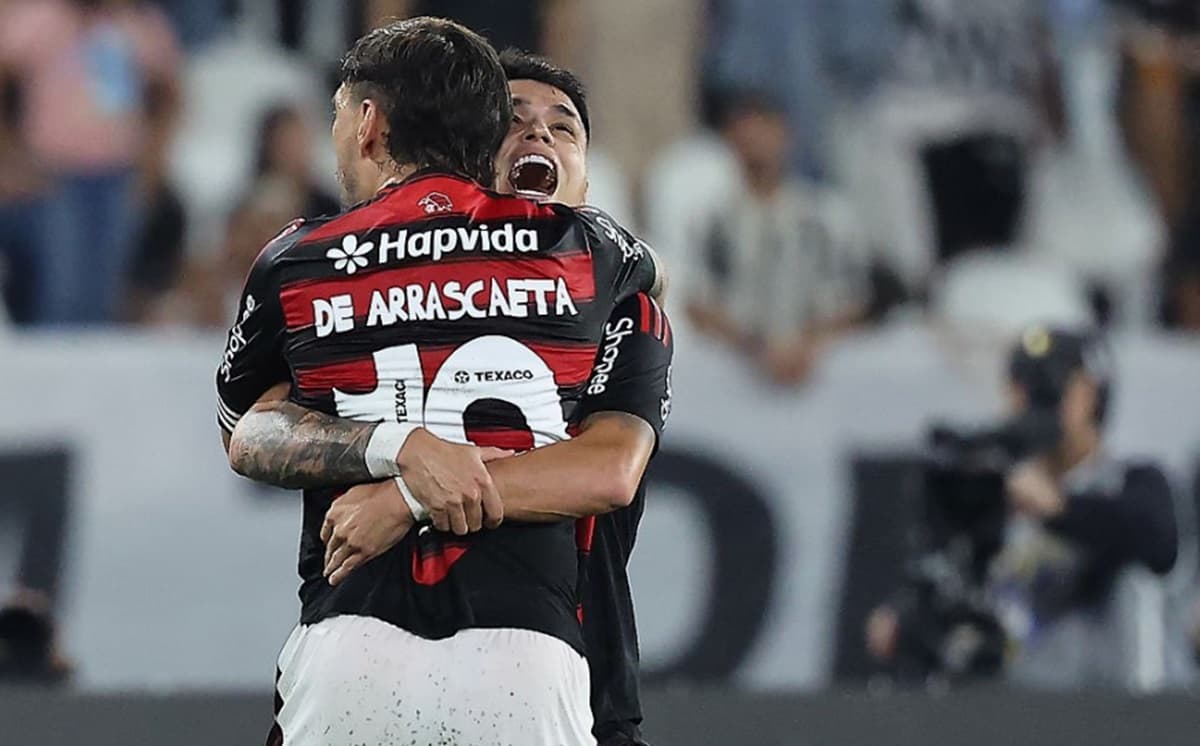 Arrascaeta e Luiz Araújo se abraçam após gol do Flamengo contra Botafogo