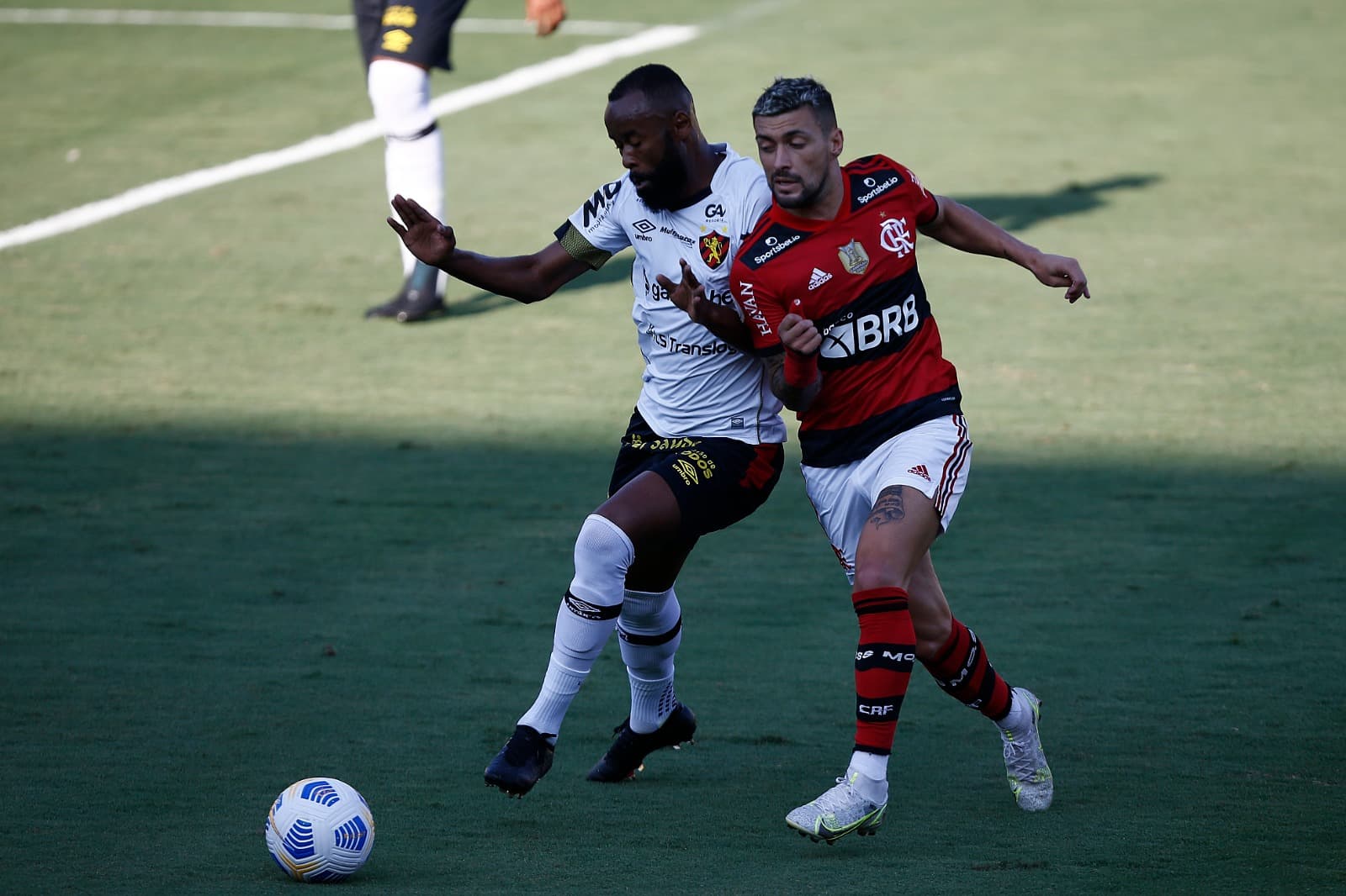 Arrascaeta, do Flamengo, disputa a bola com Marcão, do Sport Recife, durante partida entre Flamengo e Sport Recife, no Brasileirão 2021, no Estádio Raulino de Oliveira, em 15 de agosto de 2021, em Volta Redonda, Brasil.