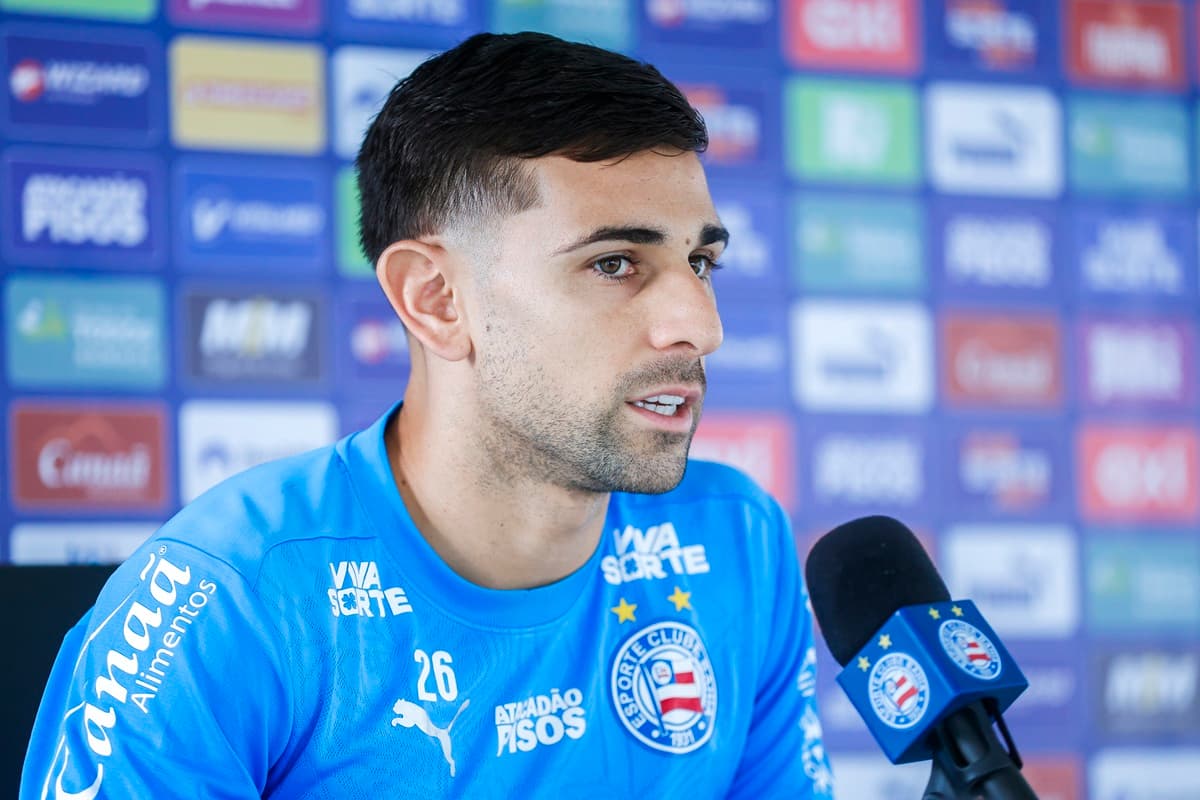 Vestido com o uniforme de treino do Bahia, Nicolás Acevedo concede entrevista coletiva em sala de imprensa