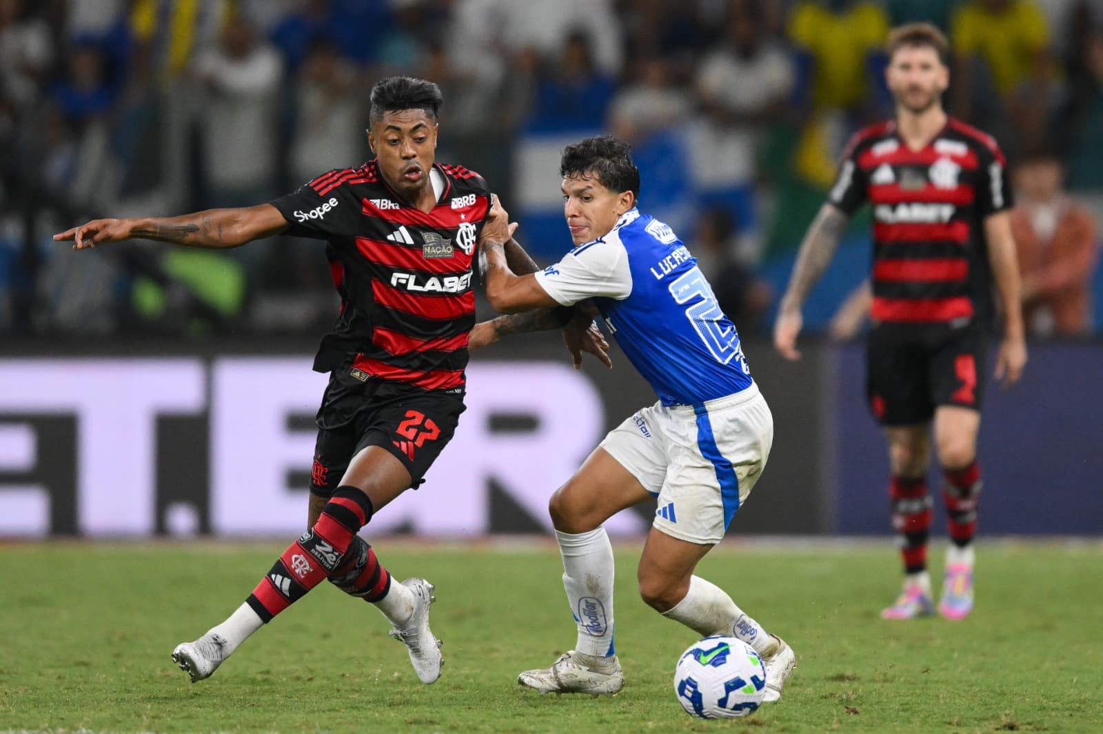 Lucas Romero (R) of Cruzeiro and Bruno Henrique (R) of Flamengo fight for the ball during a match between Cruzeiro and Flamengo as part of Brasileirao 2025 at Mineirão Stadium on May 4, 2025 in Belo Horizonte, Brazil.