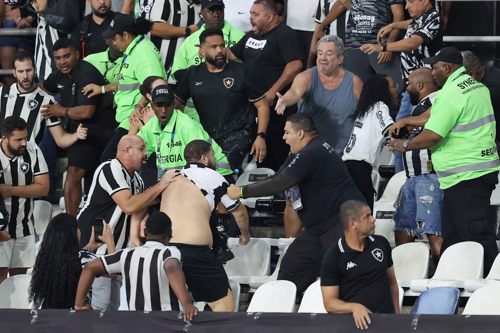 Botafogo x Flamengo torcedores brigam na arquibancada do Engenhão