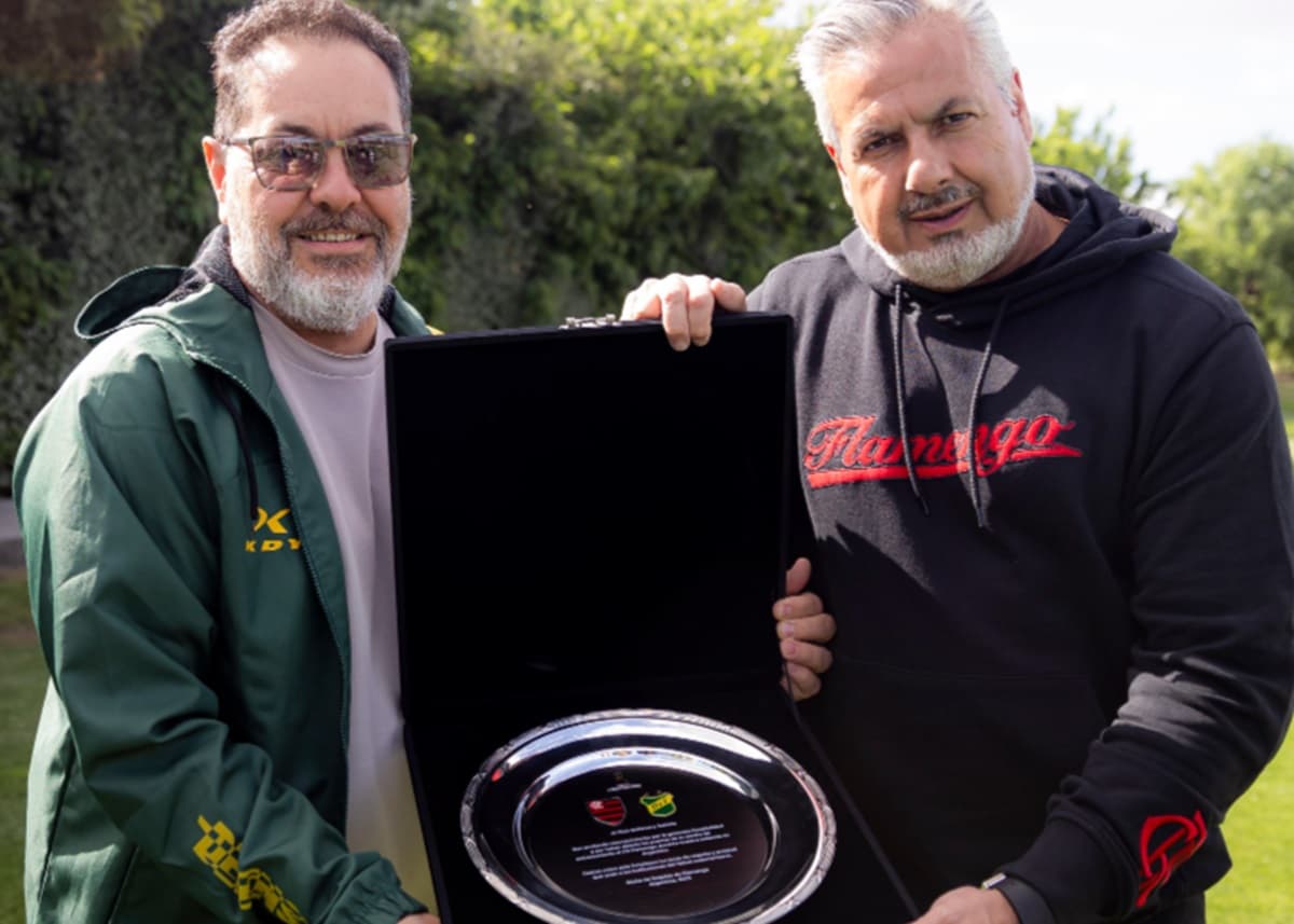 Diretoria do Defensa y Justicia e Boto, dirigente do Flamengo, durante treino na Argentina