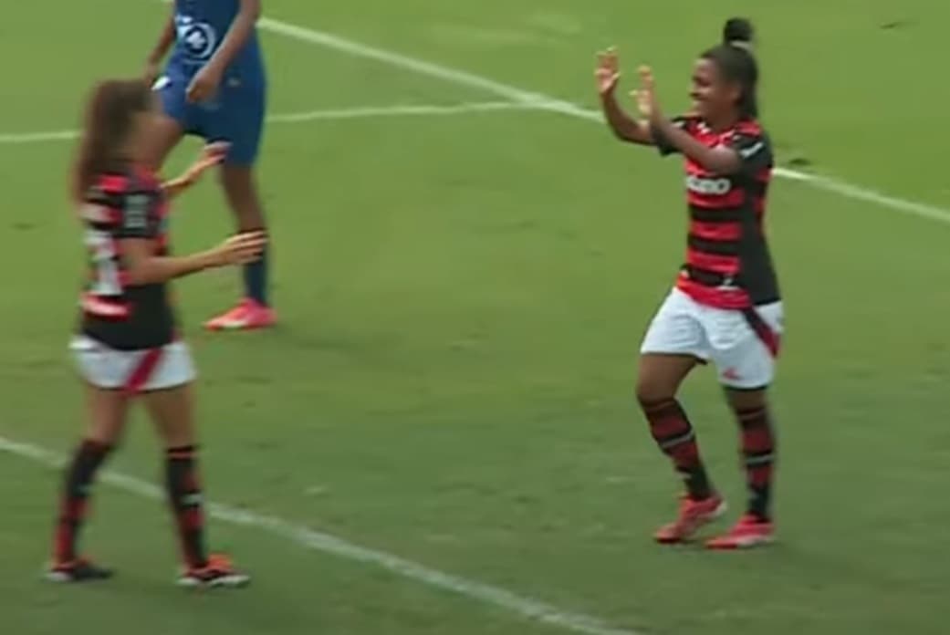 Jogadoras do Flamengo erguem as mãos para celebrar gol do Flamengo sobre o Heips no Carioca Feminino