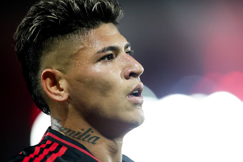 Foto focada no rosto de Carrascal em Flamengo x Cruzeiro no Maracanã