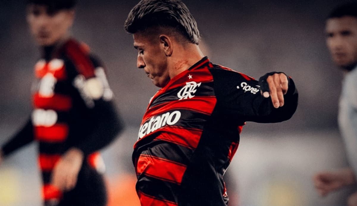 Carrascal em jogo do Flamengo contra o Racing