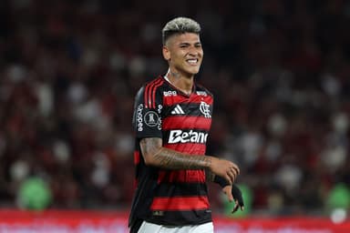 Jorge Carrascal, do Flamengo, reage durante a partida da semifinal da primeira mão da Copa CONMEBOL Libertadores 2025 entre Flamengo e Racing Club, no Estádio do Maracanã, em 22 de outubro de 2025, no Rio de Janeiro, Brasil.