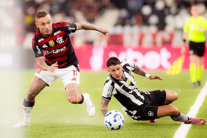 Cebolinha parte para o ataque com a bola, enquanto Matteo Ponte observa caído