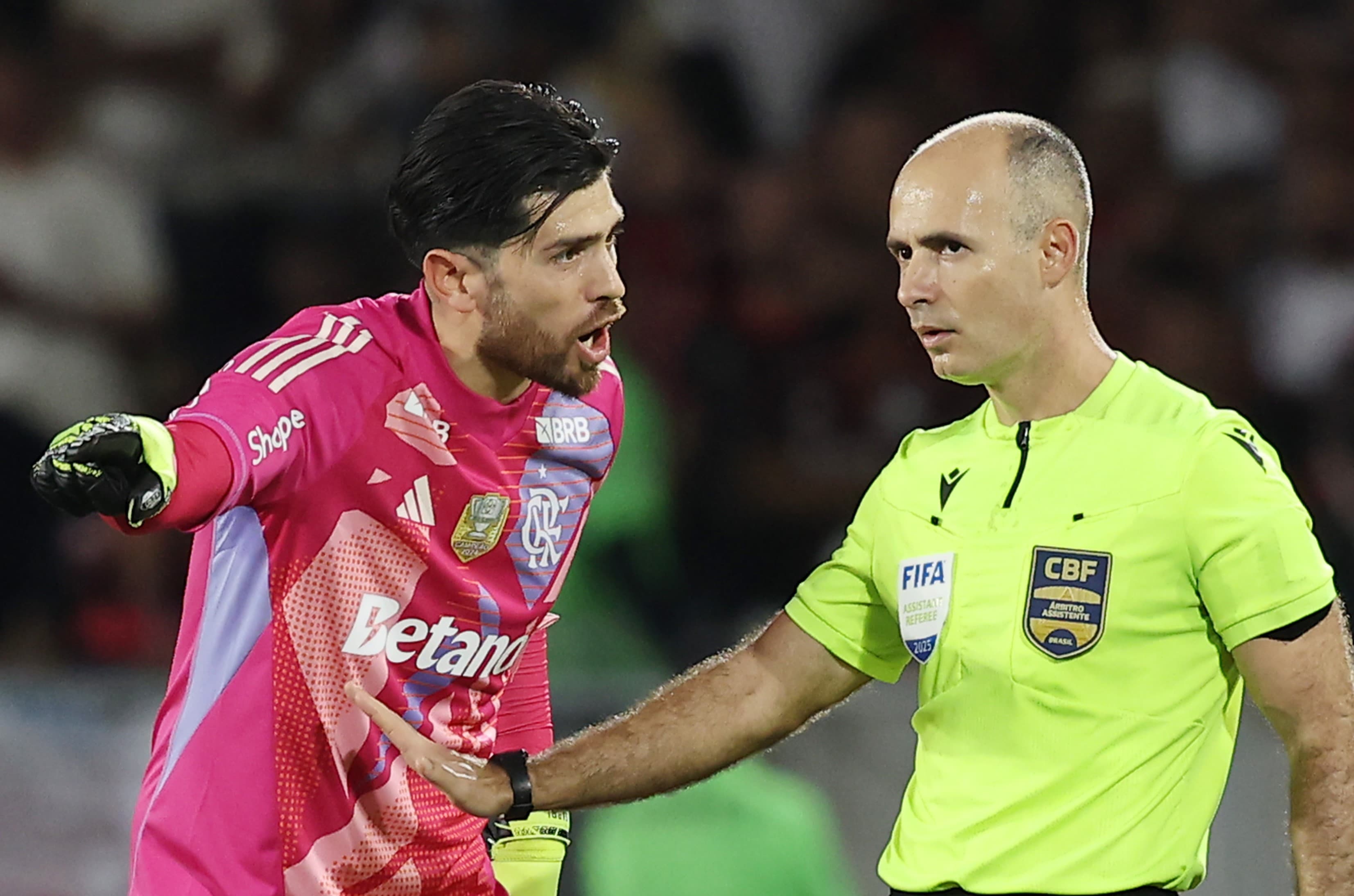 Rossi reclama com bandeirinha, que faz sinal para o goleiro de acalmar