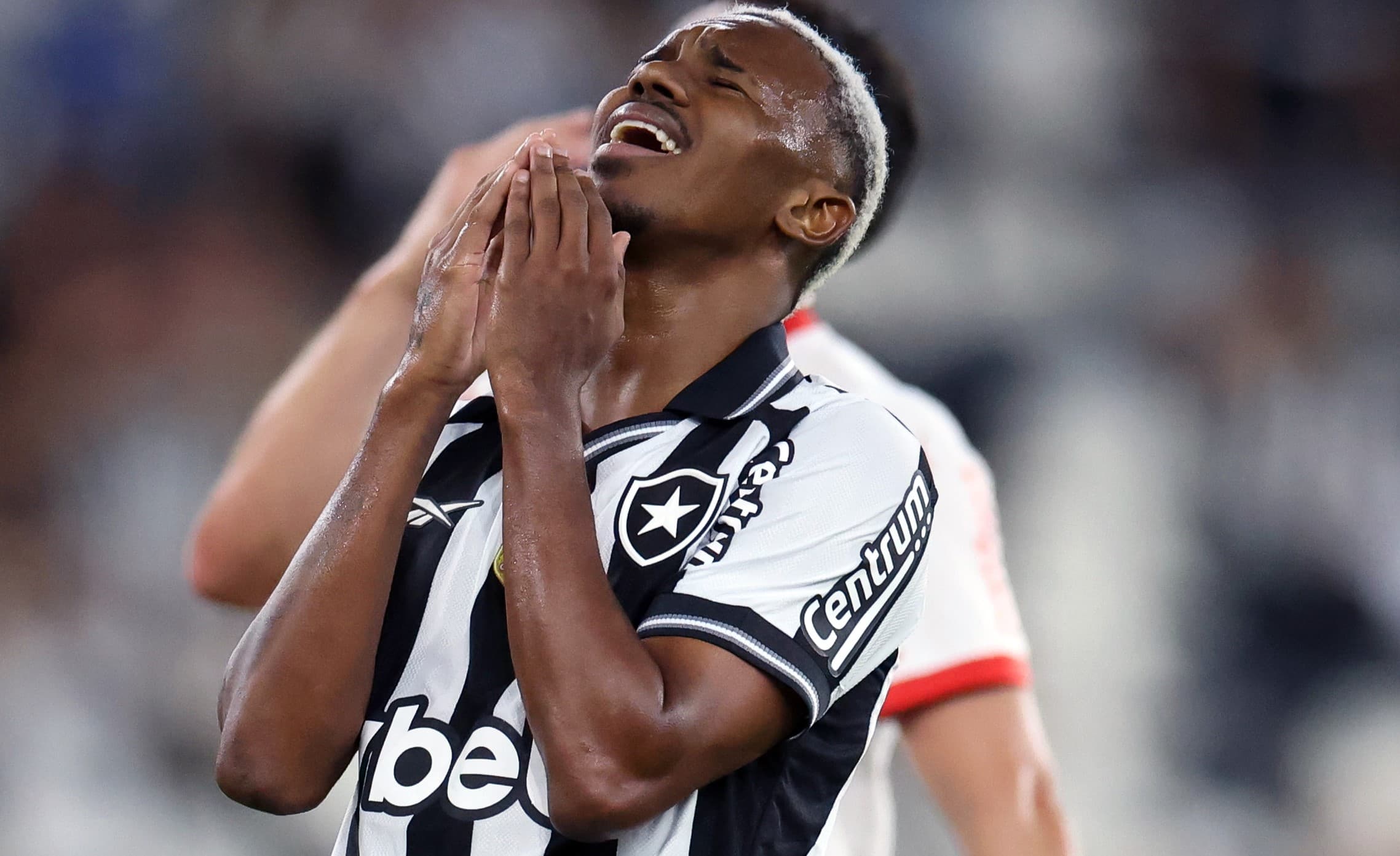 Jeffinho, do Botafogo, leva as mãos ao rosto para lamentar lance perdido