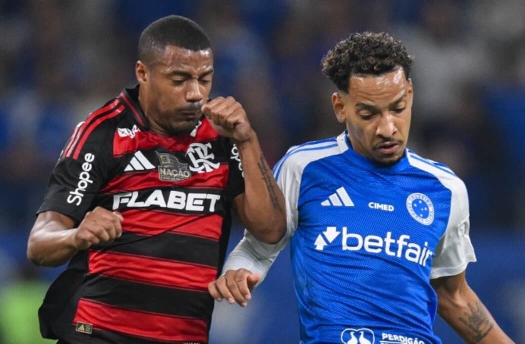 De La Cruz e Matheus Pereira disputam ombro a ombro em Flamengo x Cruzeiro