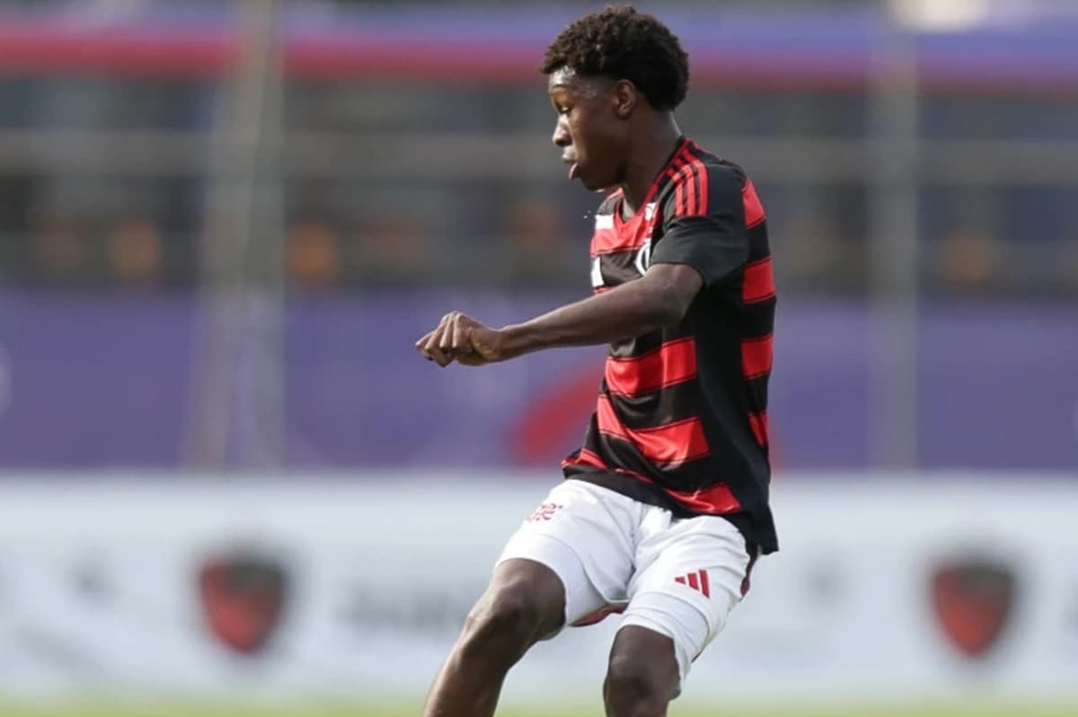 Jogador do Flamengo tenta jogada em partida contra o Resende, pela Copa Rio