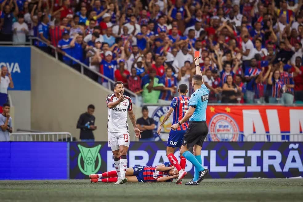 Expulsão de Danilo em Bahia x Flamengo