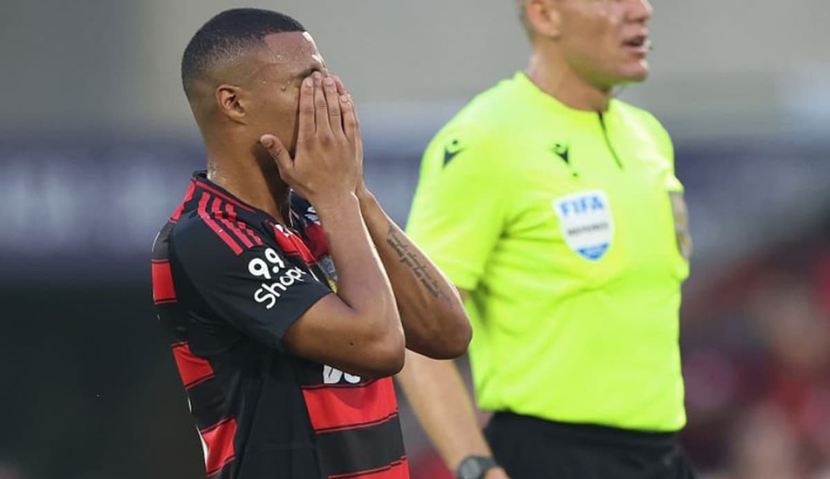 De La Cruz leva as mãos ao rosto em jogo do Flamengo; meia não enfrenta Fortaleza
