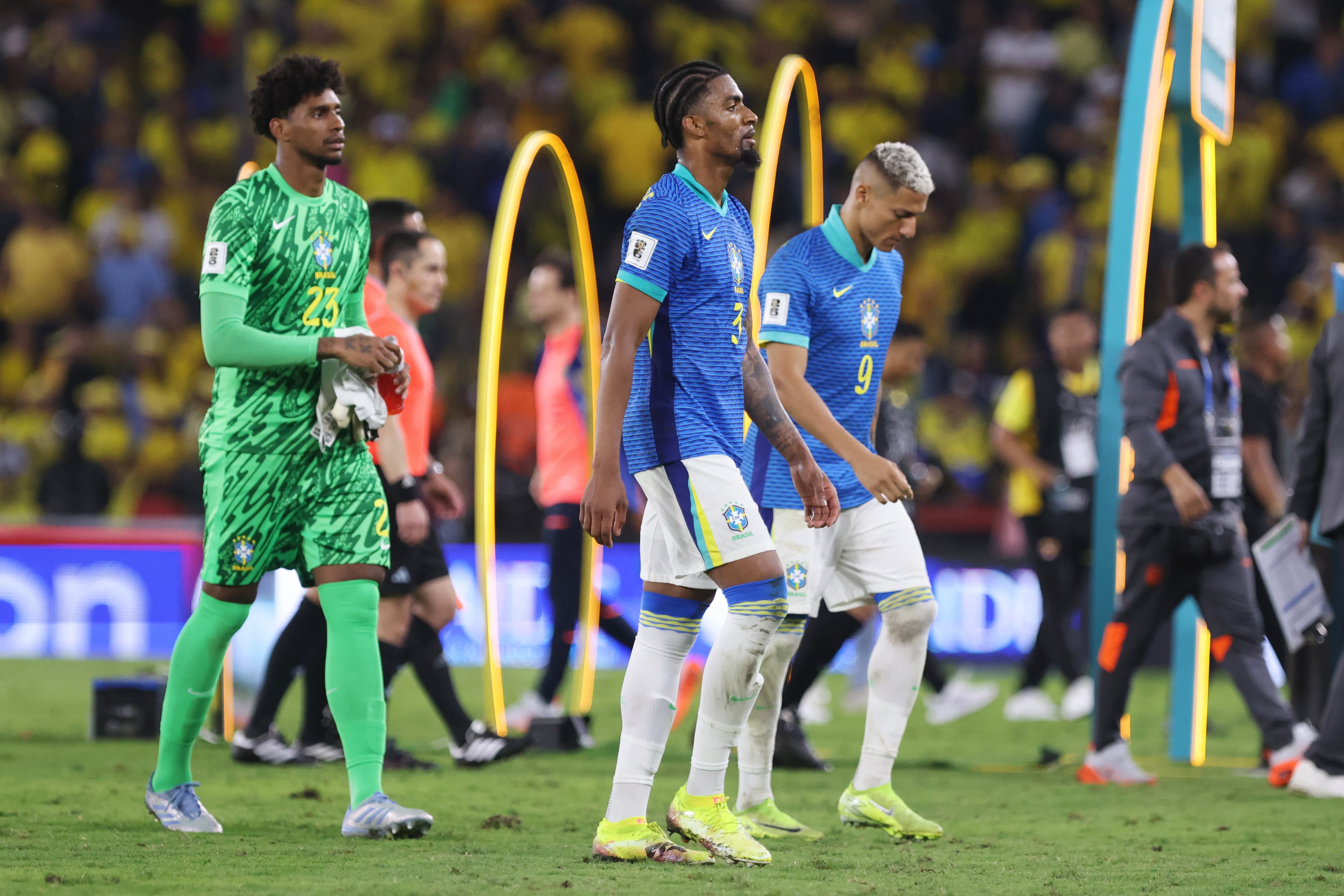 Hugo Souza e Alexsandro, jogadores com passagens pelo Flamengo, saindo de campo em jogo da Seleção Brasileira, contra o Equador