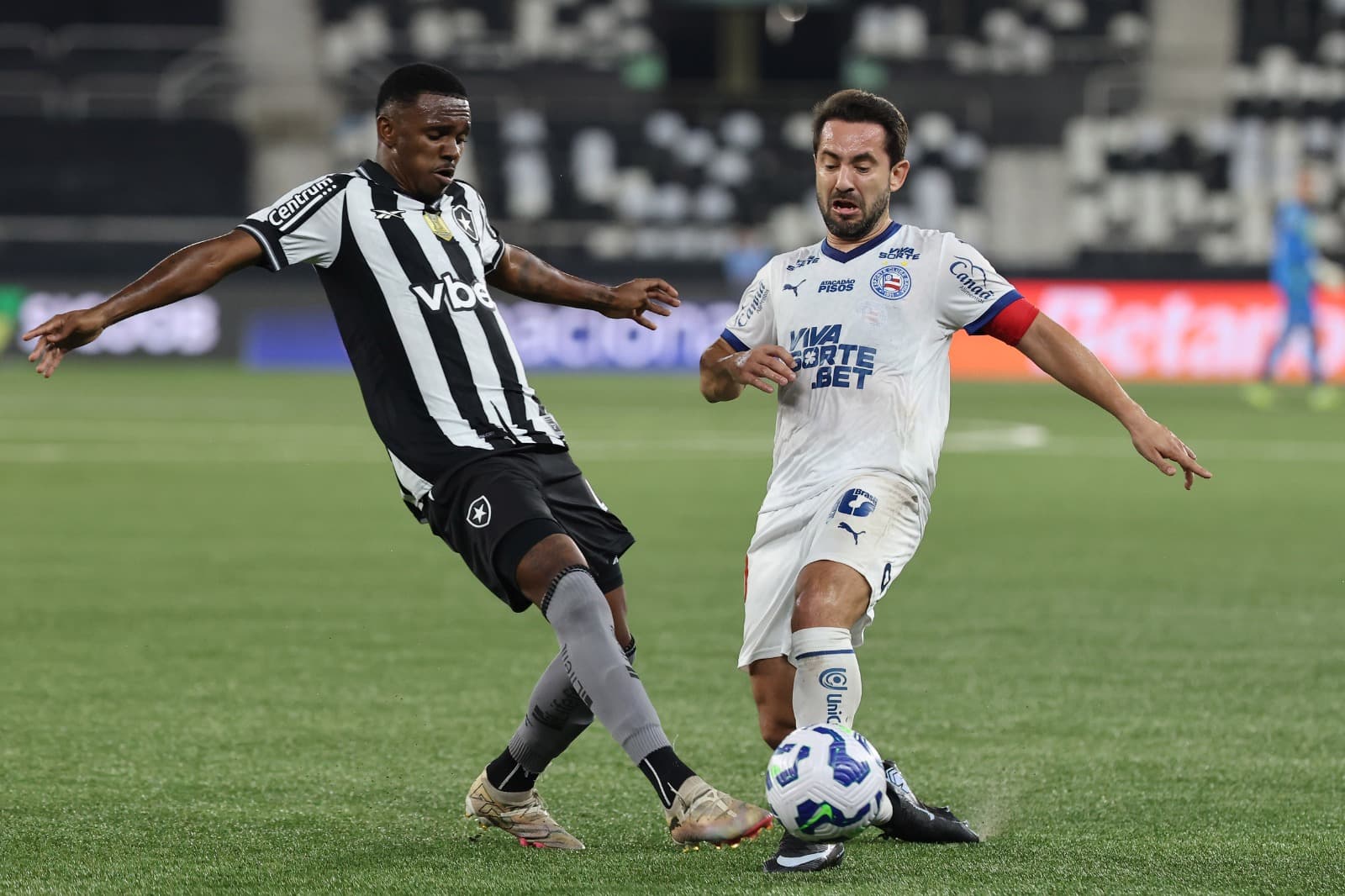 Jeffinho, do Botafogo, disputa a bola com Everton Ribeiro, do Bahia, durante a partida entre Botafogo e Bahia, no Brasileirão 2025, no Estádio Olímpico Nilton Santos, em 1º de outubro de 2025, no Rio de Janeiro, Brasil.